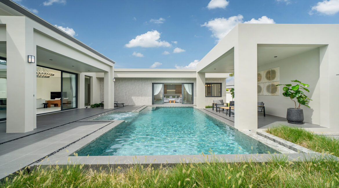 Luxury 4-Bedroom Pool Villa in Bangtao